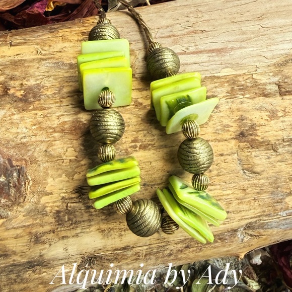 Mother of Pearl in apple green and bronze maxi beads choker bold necklace - Picture 5 of 10